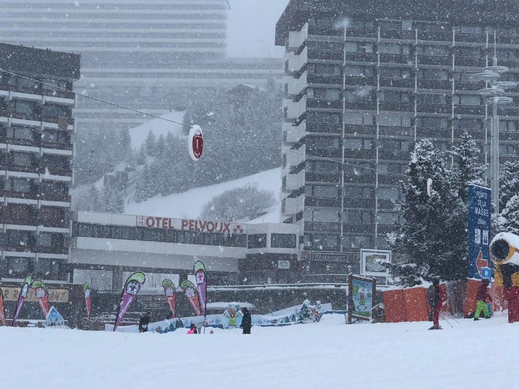 里蒙纽耶佩尔武酒店的一群人坐在酒店前的雪中