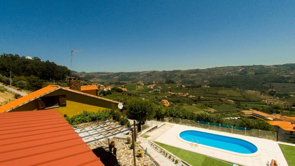 SedielosKing's House Douro Valley的享有带游泳池的别墅的空中景致
