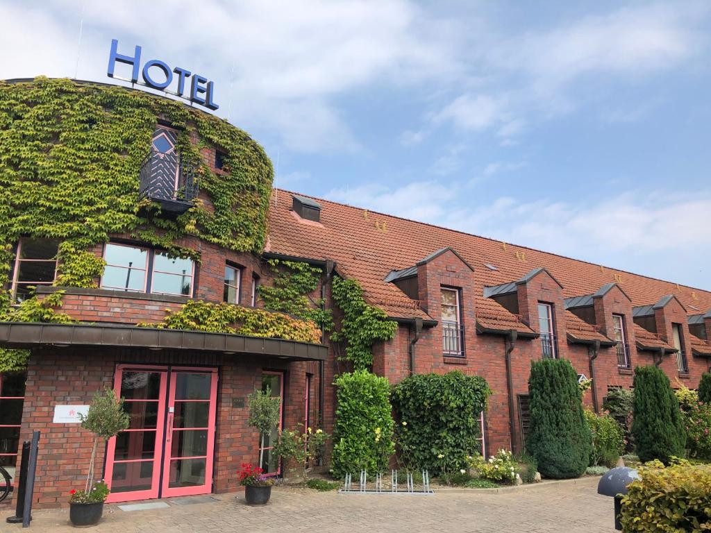什未林阿特施维林酒店的一座建筑的一侧有常春藤的酒店