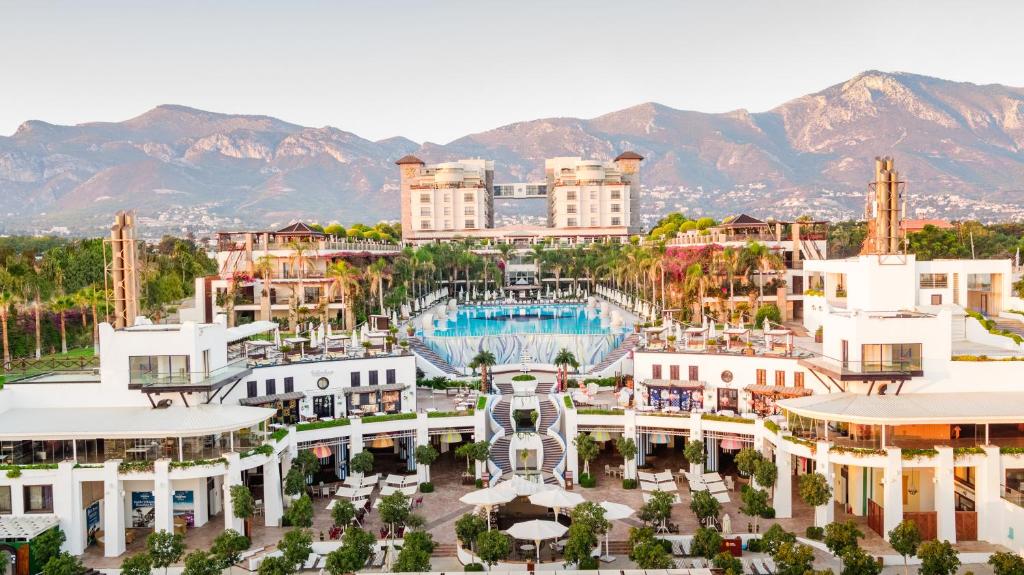 凯里尼亚Cratos Premium Hotel Casino & SPA的享有度假胜地的空中景致,以山脉为背景