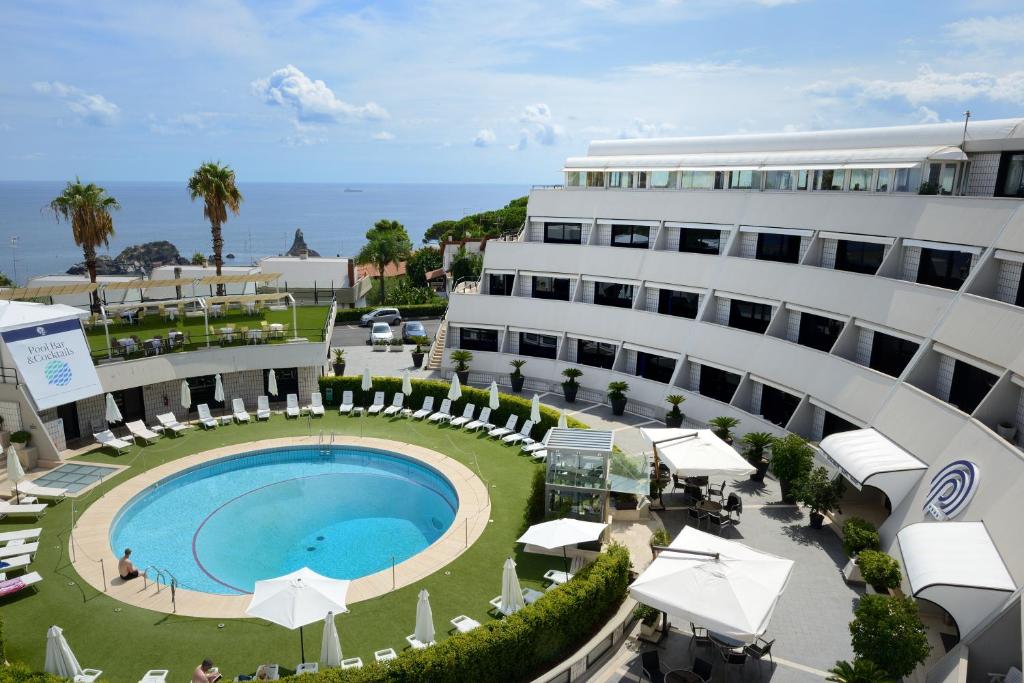 阿茨特雷扎总统公园酒店的享有酒店空中美景,设有游泳池和大楼