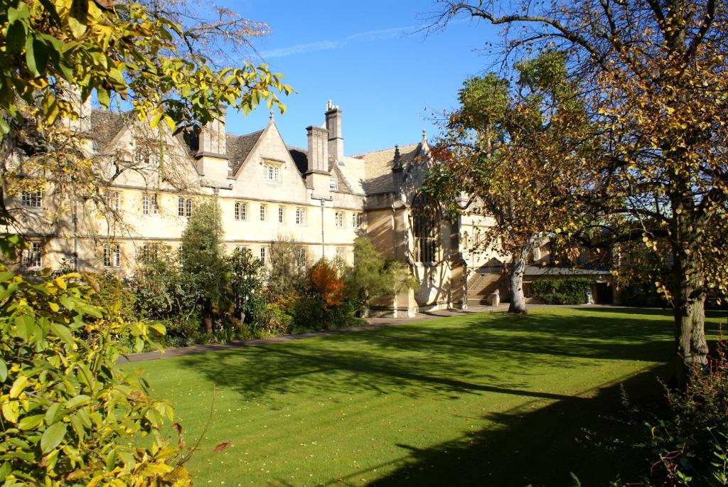 牛津Wadham College的一座大城堡,前面有草坪