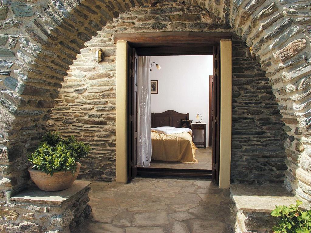 加夫里翁Anastasia Luxury Villas的通往石头建筑中卧室的拱门