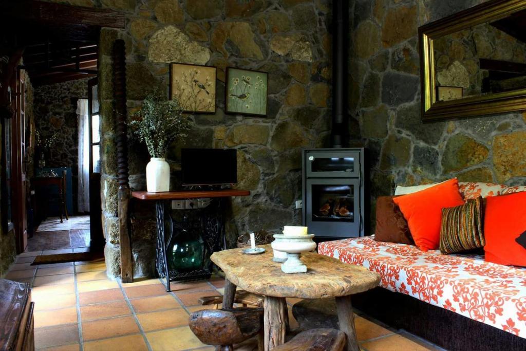 TiñorCASA MARY LOLA的带沙发和石墙的客厅