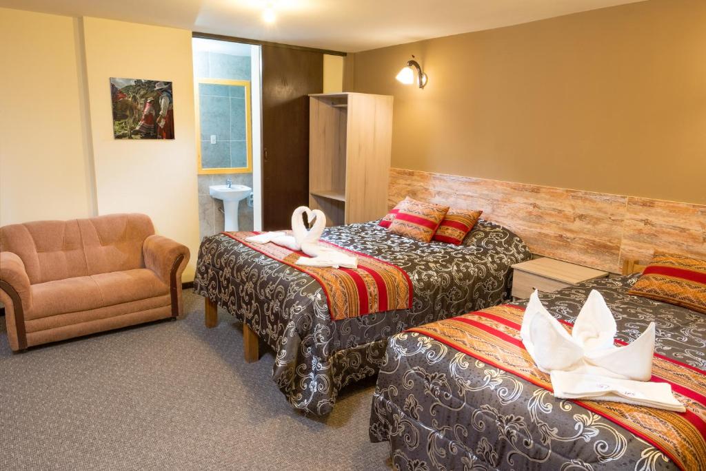 奇瓦伊Los Portales de Chivay的酒店客房,配有两张床和椅子
