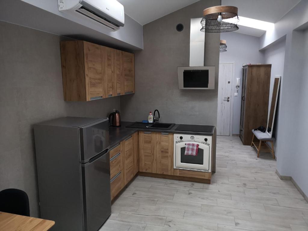 弗热希尼亚Apartamenty Rynek的厨房配有黑色冰箱和炉灶。