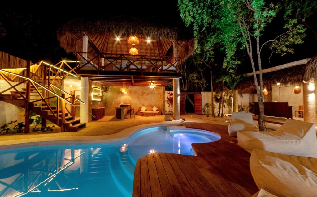 图卢姆Mimosa Tulum的后院的游泳池