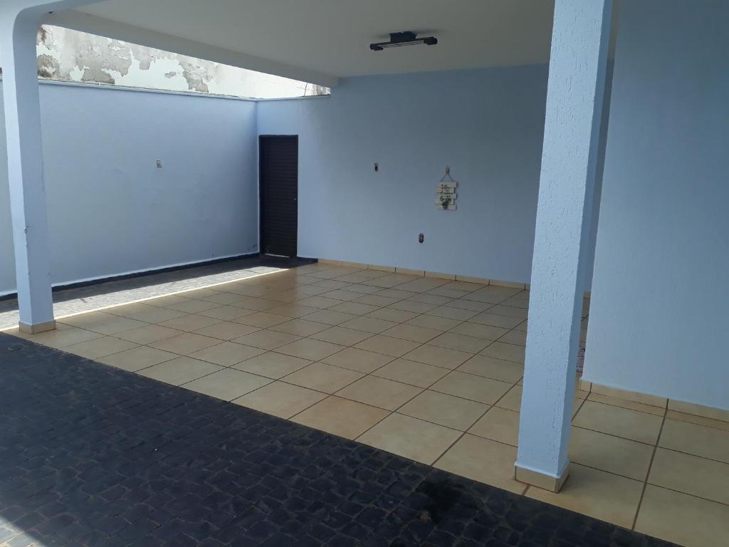 乌贝兰迪亚Quarto Uberlandia的一间空房间,拥有蓝色的墙壁和瓷砖地板