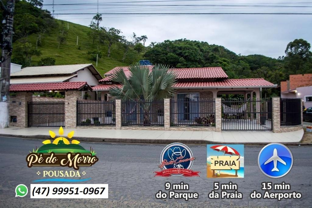 佩尼亚Pé do Morro Pousada的房屋前面有标志的 ⁇ 染