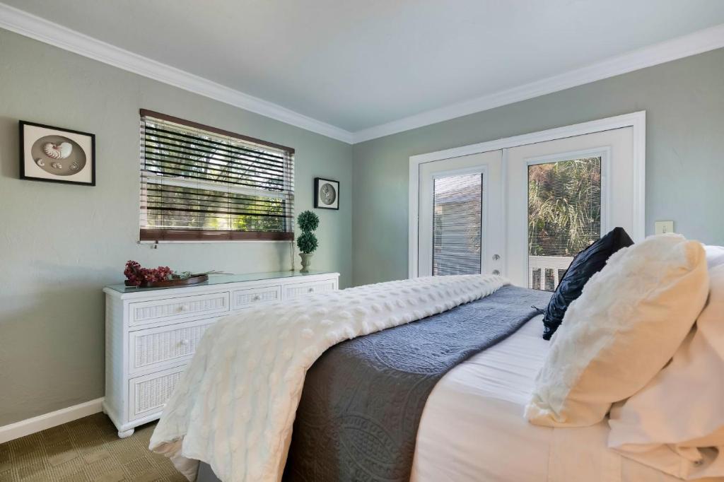 迈尔斯堡海滩#1 Island Hideaway的一间卧室设有一张床和一个窗口