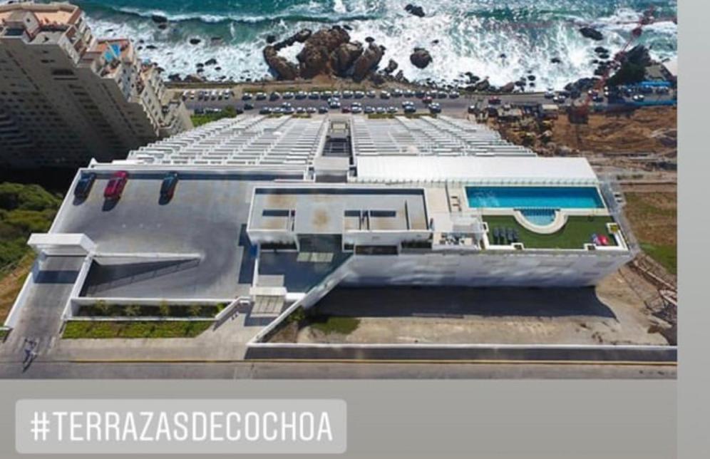 维纳德马Terrazas de Cochoa的一张大建筑与海洋的图片