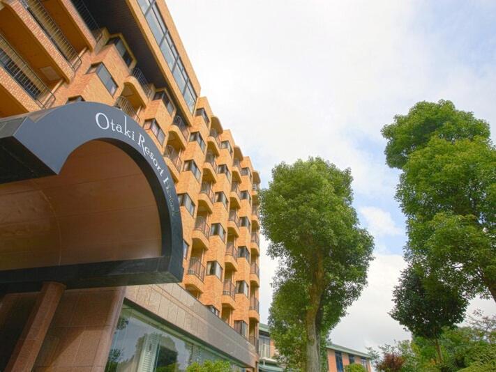Ōtakiホテル グリーンヒル 大多喜的建筑的侧面有标志