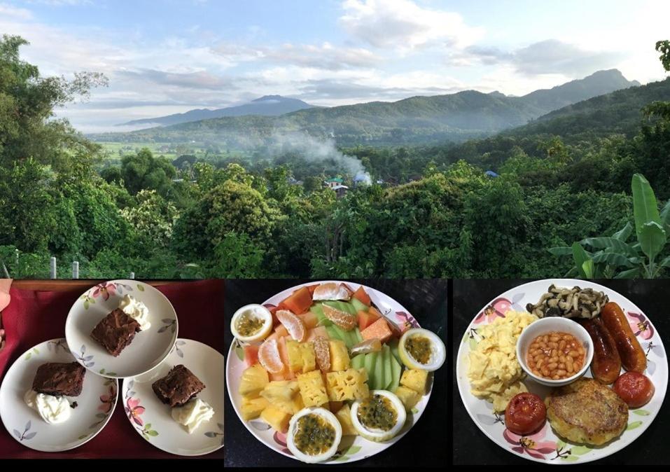 浦阿Pua Tranquil Vista Homestay的餐桌上放两盘食物,享有美景