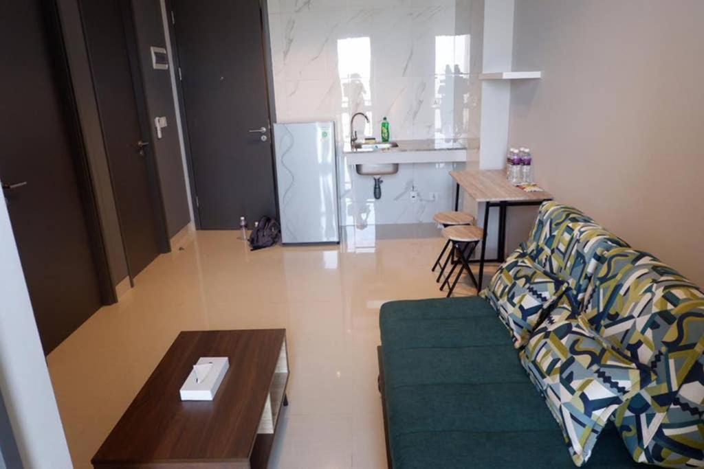 巴淡岛中心LOVINA 7-AE at One Residence (beside Harris Hotel)的客厅配有沙发和桌子
