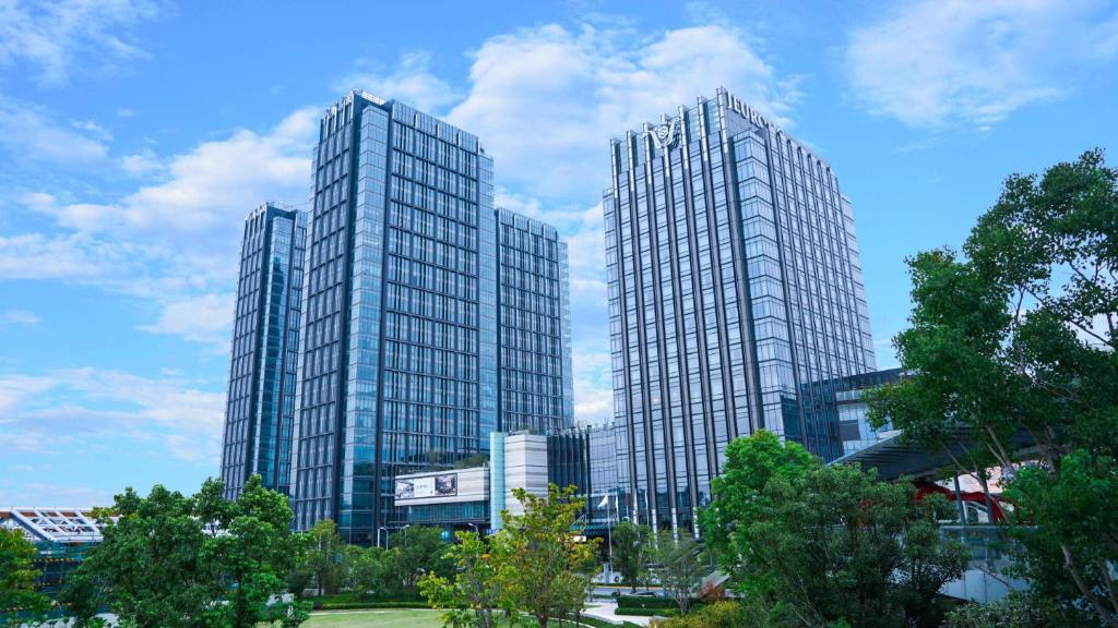 上海上海中庚聚龙酒店的城市里三座高大的玻璃建筑