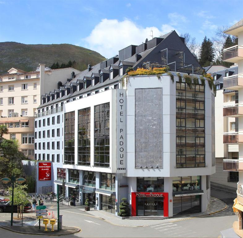 卢尔德帕多瓦酒店的一座位于城市中心的白色大建筑