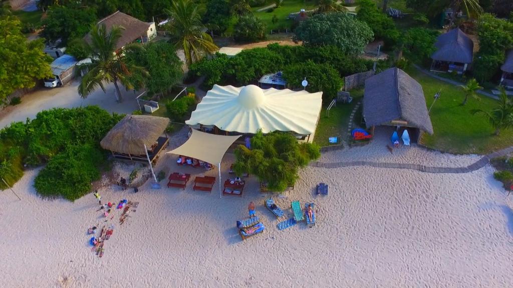 维兰库卢什卡萨卡巴纳海滩酒店的海滩上方的椅子和遮阳伞