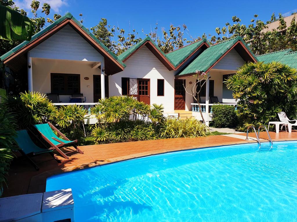 苏林海滩苏林度假屋的房屋前有游泳池的房子
