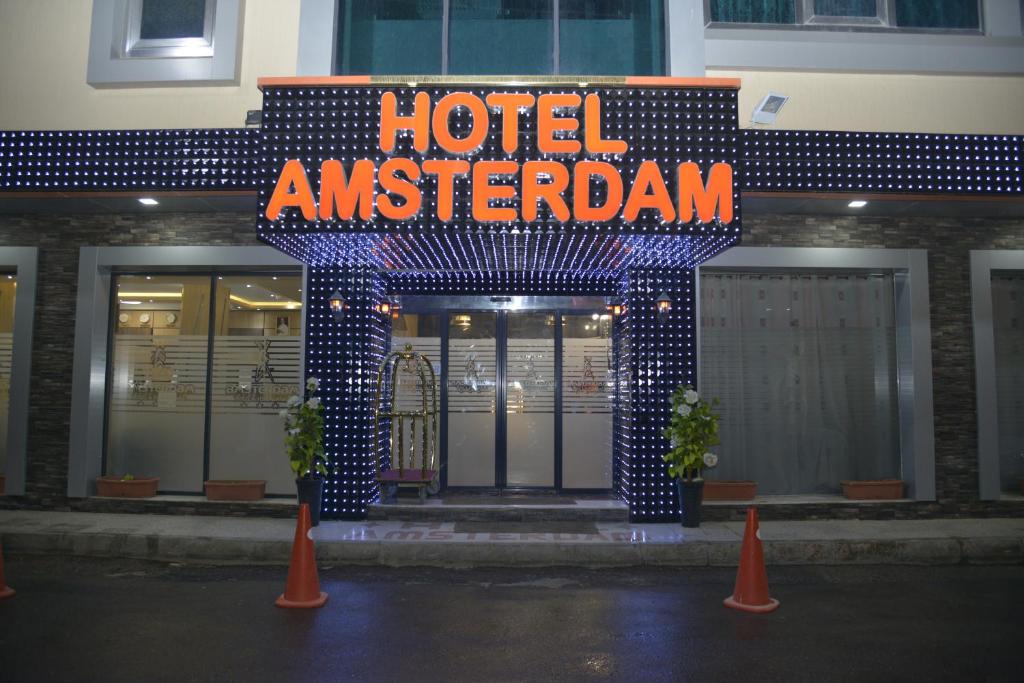 RouibaHOTEL AMSTERDAM的带有酒店美国标志的酒店入口