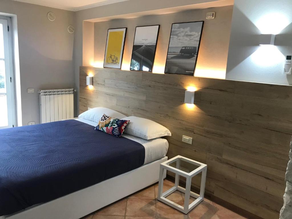 斯卡尔利诺Le Coste Casa Vacanze的一间卧室设有蓝色的床和木墙