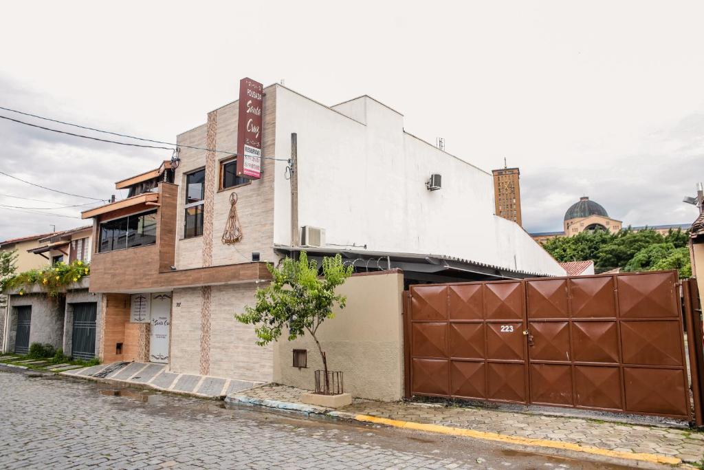 阿帕雷西达Pousada Santa Cruz的街道上的建筑,有栅栏