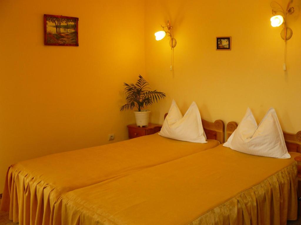 杜博瓦乡卡巴那德尔芬诺尔旅馆的一间卧室设有两张黄色墙壁的床