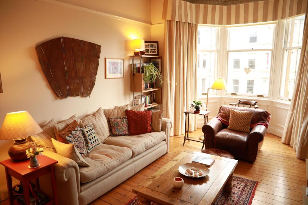 爱丁堡Woodburn Terrace, Morningside, Edinburgh的客厅配有沙发和桌子