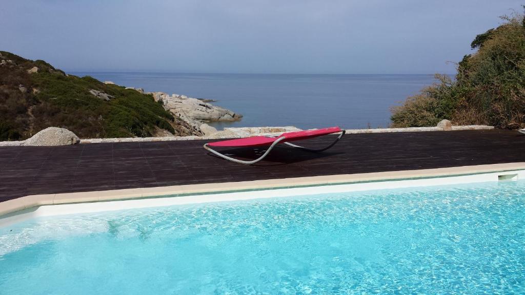 卢米奥卡斯特里亚别墅的游泳池旁设有红伞