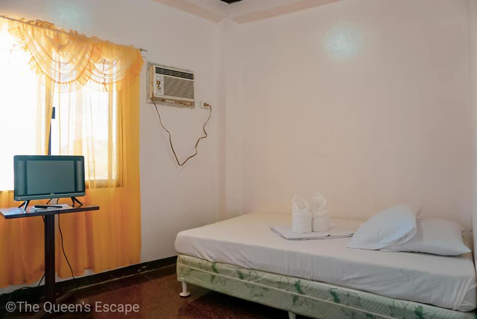 科隆King Michael Coron的一间卧室设有一张带电视和窗户的床。