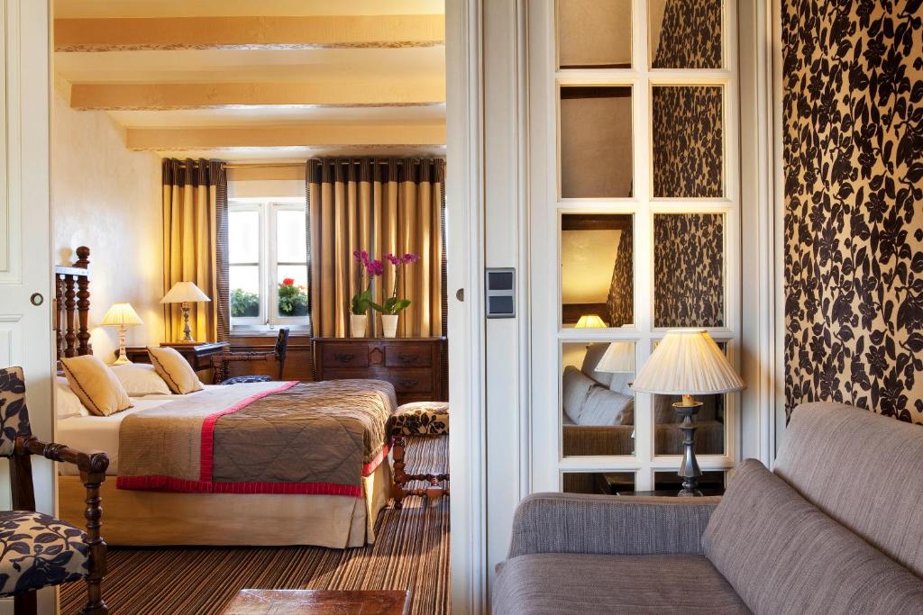 巴黎左岸酒店的酒店客房,配有床和沙发