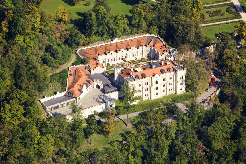 伏尔塔瓦河畔赫卢博卡什特克尔酒店的森林中大房子的空中景观