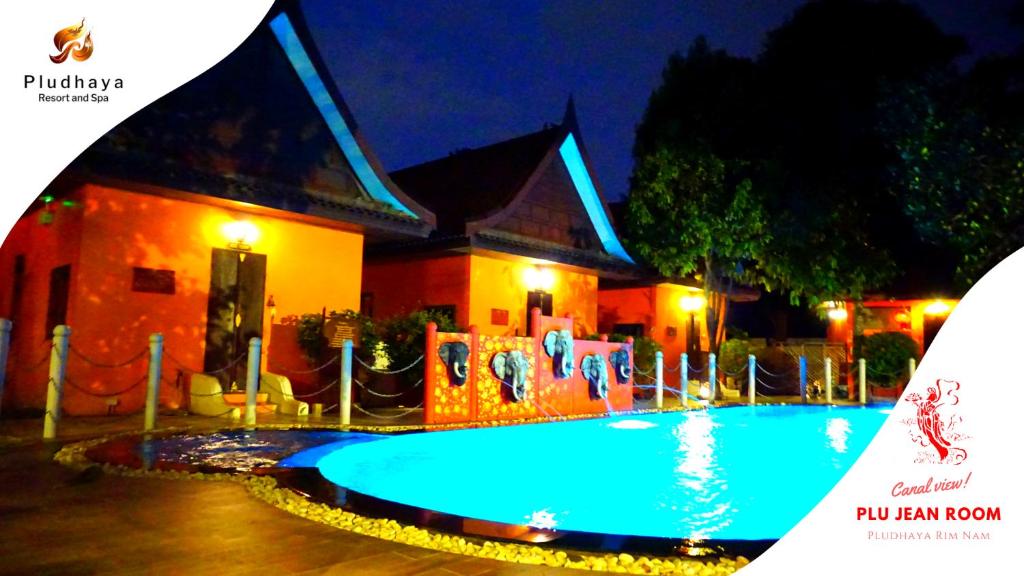 大城帕鲁多哈Spa度假酒店的一座游泳池,在晚上在建筑物前