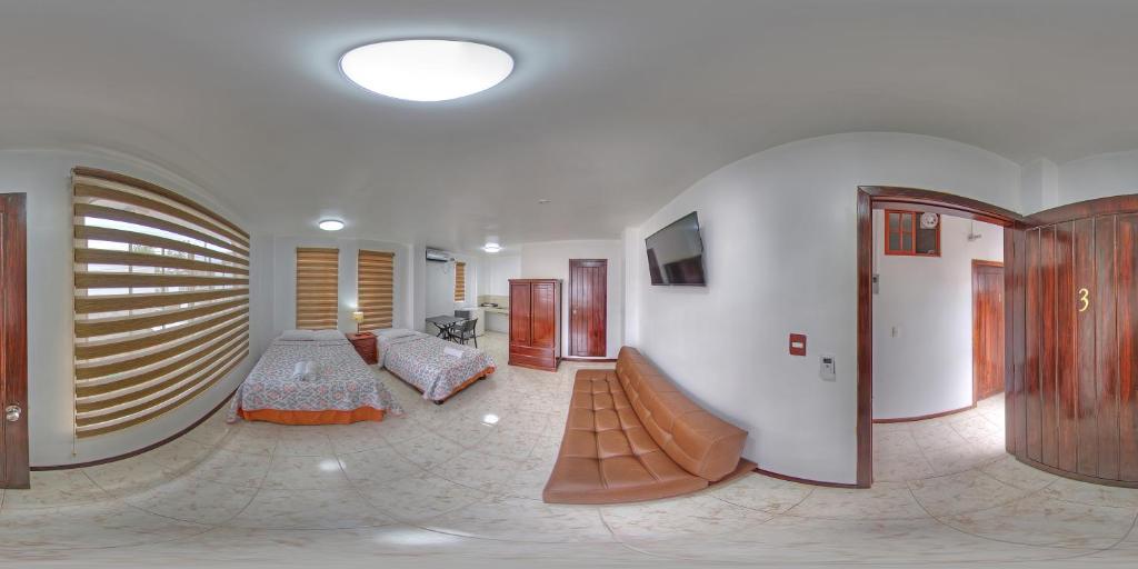 阿约拉港加拉帕戈斯梦酒店的客厅配有床和沙发