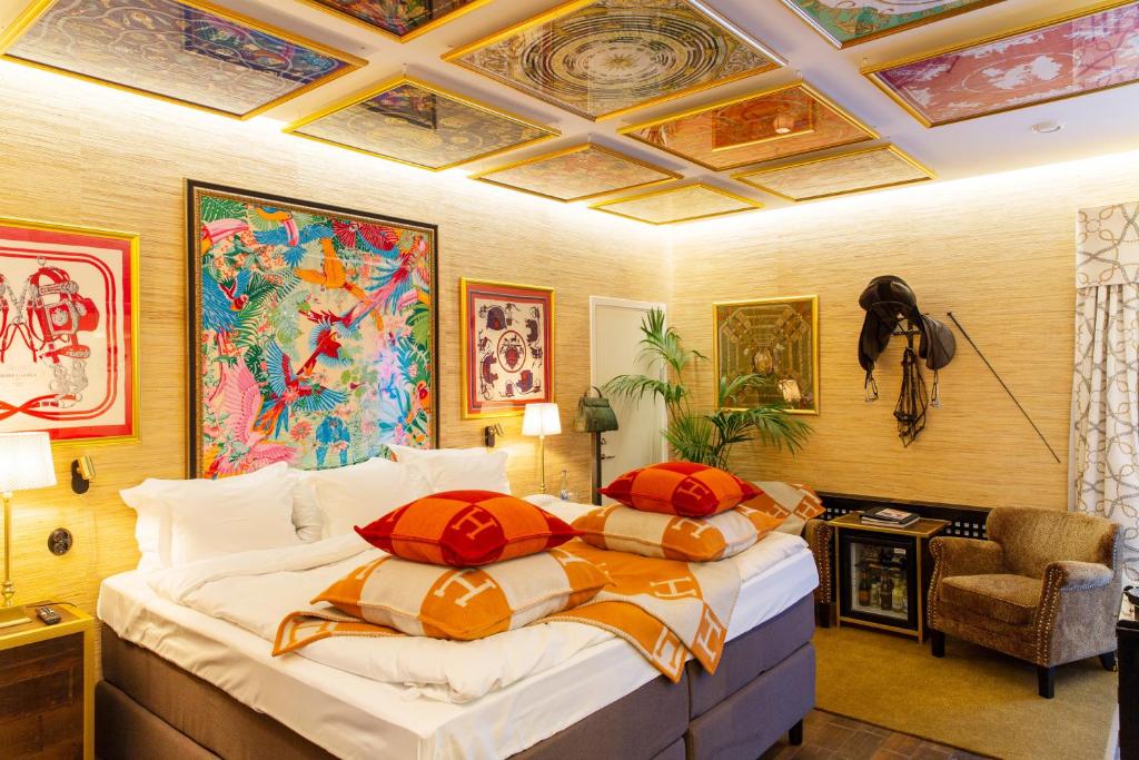 特鲁萨特鲁萨波曼斯酒店的一间卧室配有一张大床和枕头