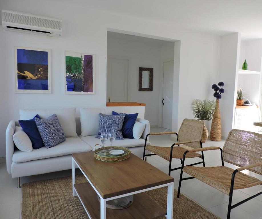 桑帕克Apartamento Son Parc Menorca的客厅配有白色的沙发和椅子