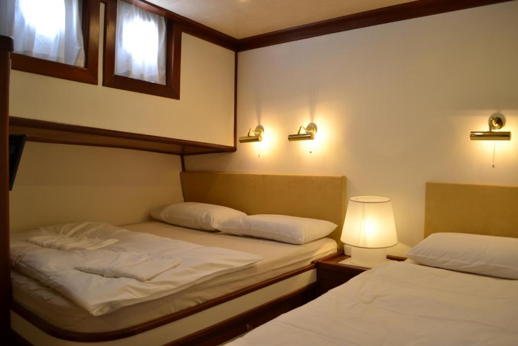 巴勒莫DVI MARIJE的配有两盏灯的小房间内的两张床