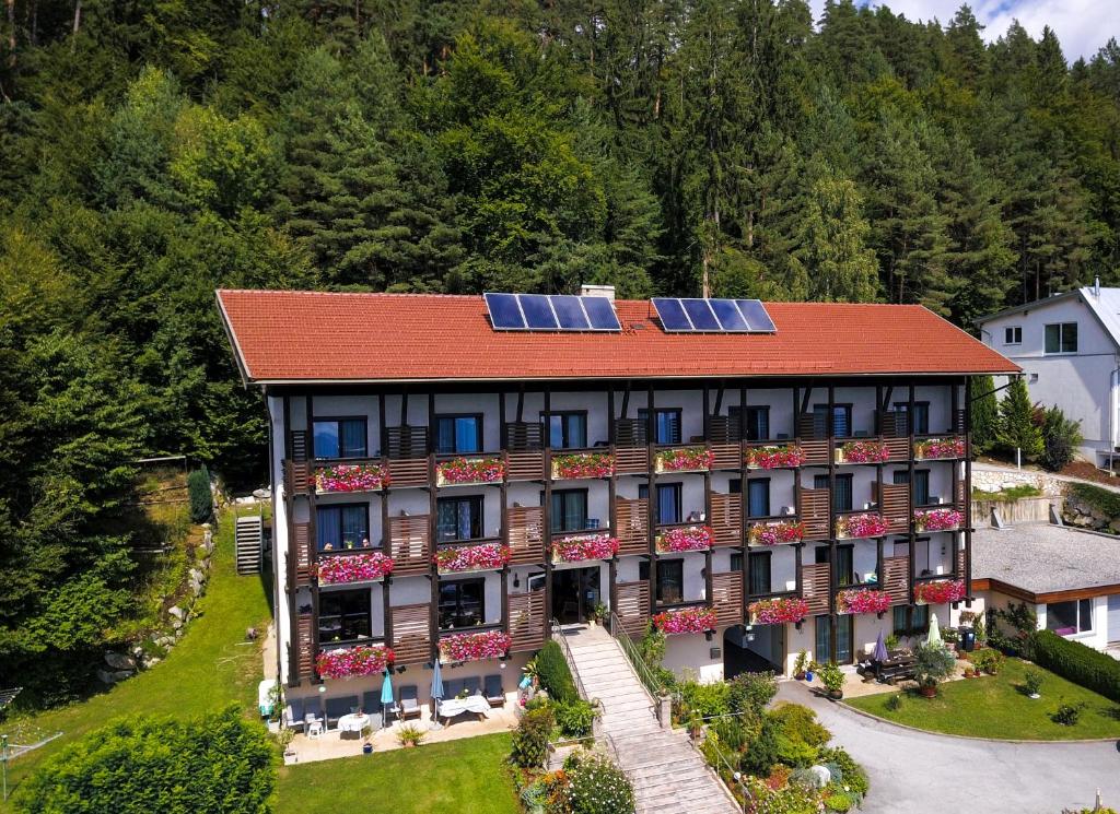 沃尔特湖畔韦尔登尼夫住宿加早餐旅馆的屋顶上设有太阳能电池板的酒店空中景色