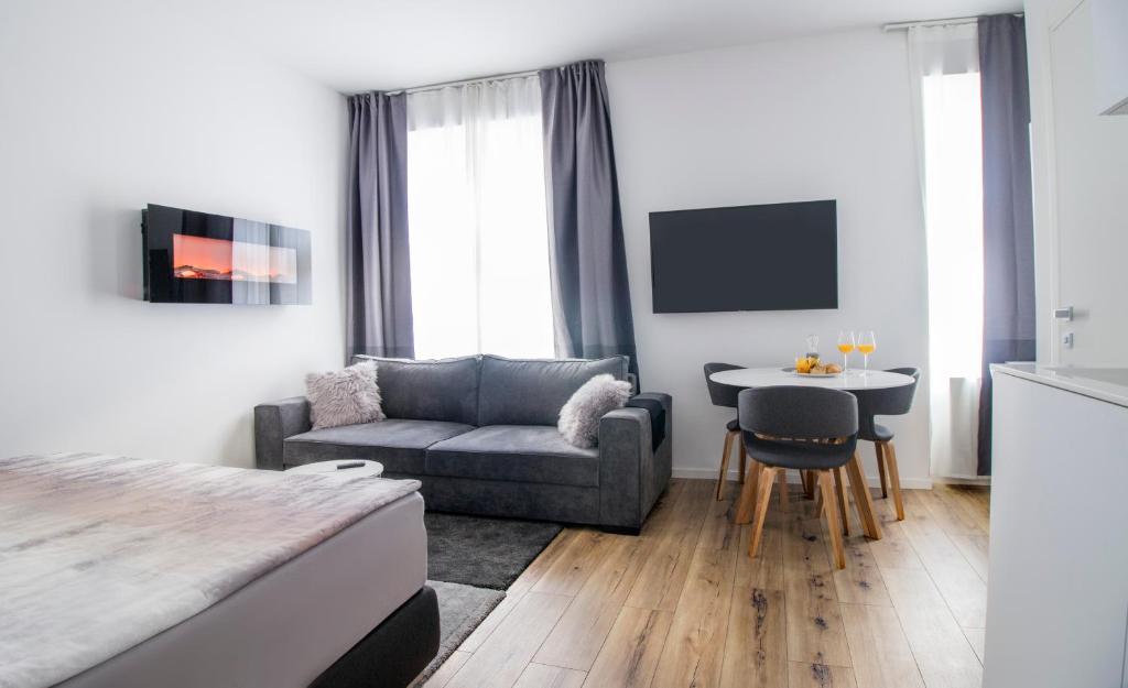 萨格勒布Main Square Modern Apartments的客厅配有沙发和桌子