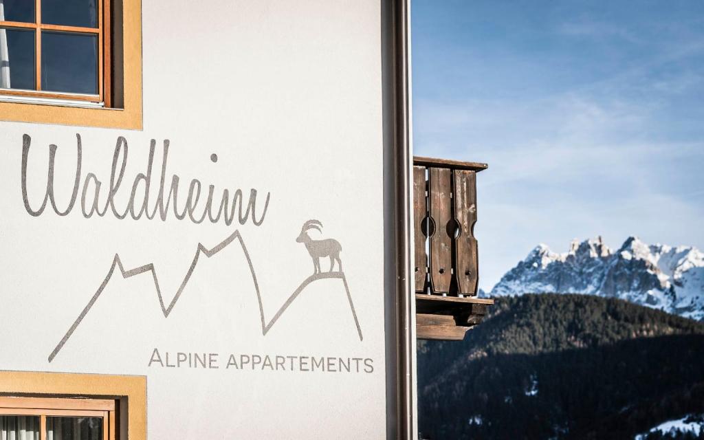 布列瑟农Waldheim Appartements的山边建筑物上的标志
