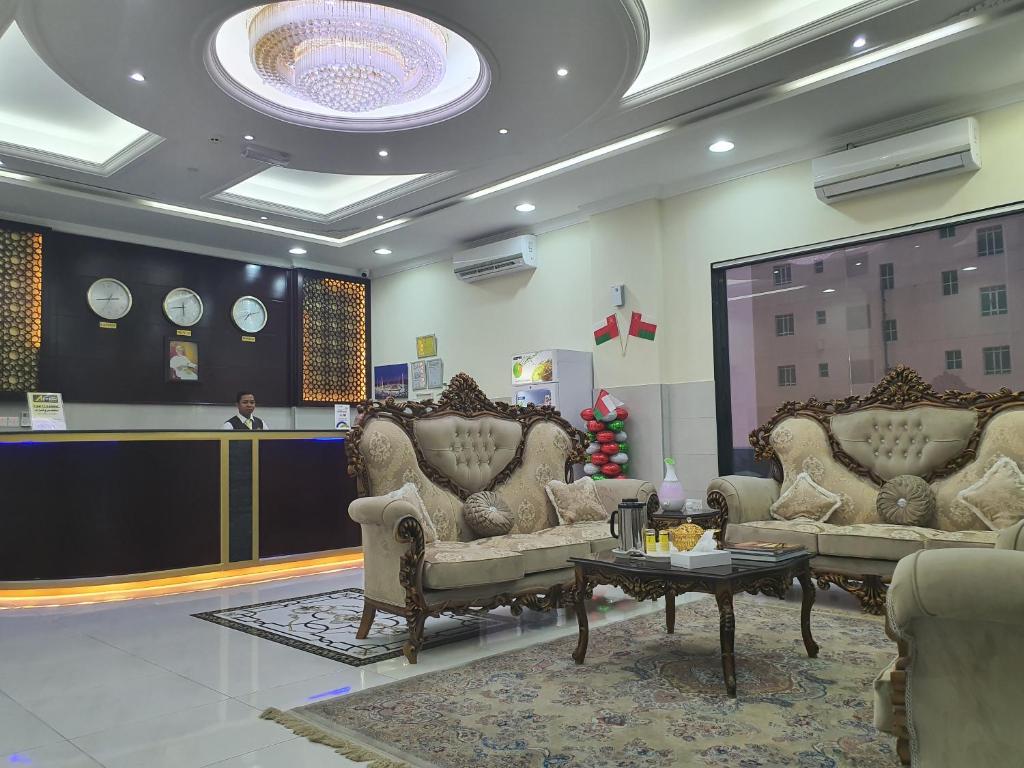 马斯喀特Al Dhiyafa Palace Hotel Apartments قصر الضيافة للشقق الفندقية的大堂设有两把椅子和一张桌子