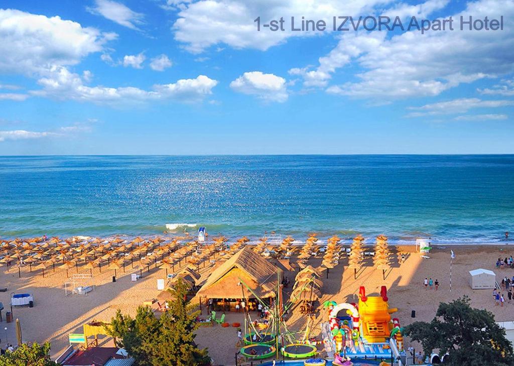 金沙1-st Line Izvora Sea View Apartments on Golden Sands的海滩上放着一把遮阳伞,大海