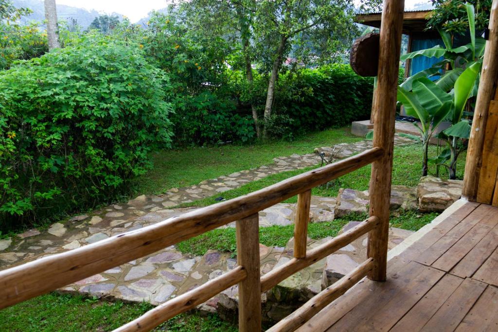 RubuguliKarungi Camp的庭院中带石头走道的木门廊