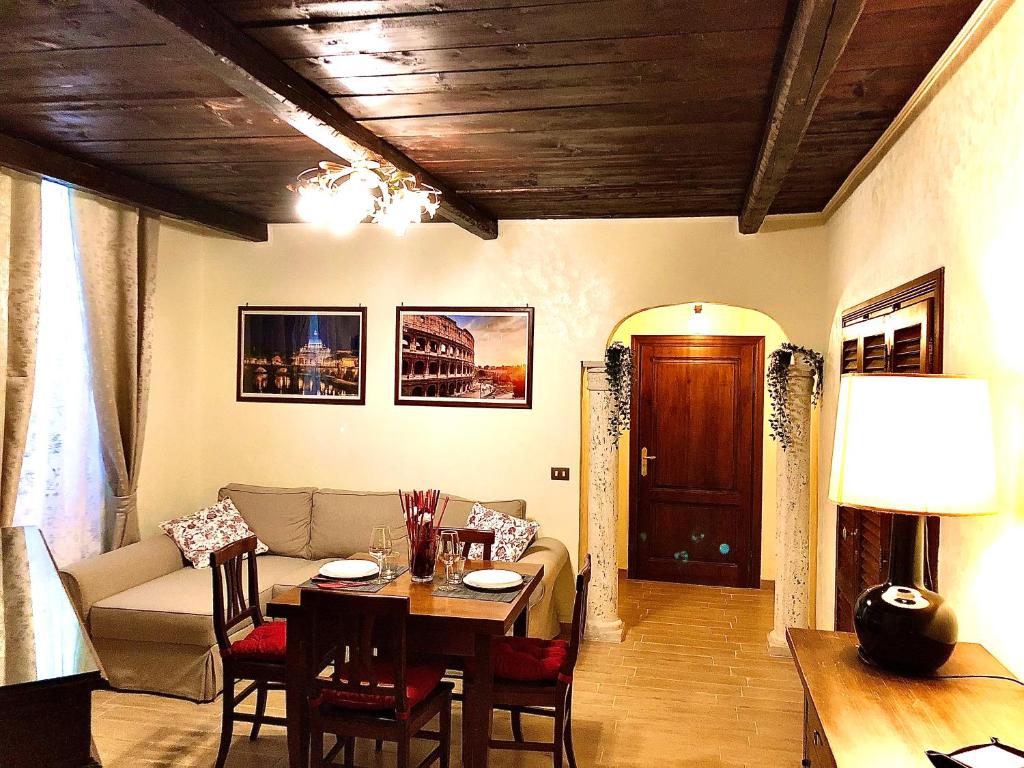 罗马La Tana al Flaminio的客厅配有桌子和沙发