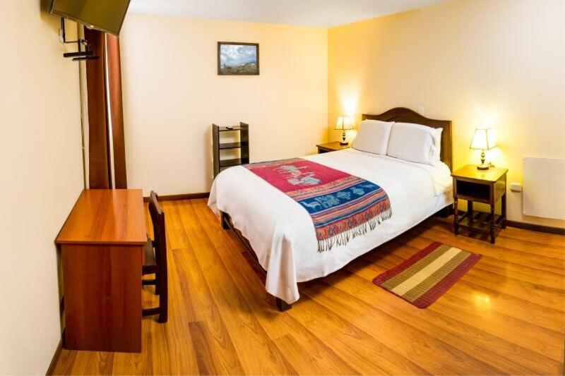 奇瓦伊La Casa de Anita的一间卧室设有一张大床,铺有木地板