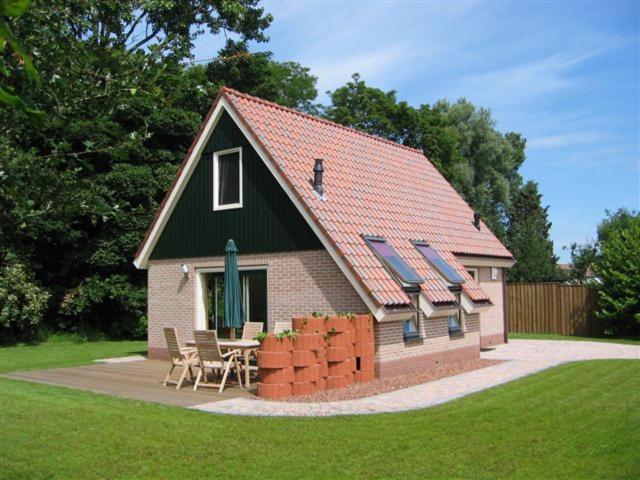 登堡Koperwiek Texel的院子内带桌椅的小房子