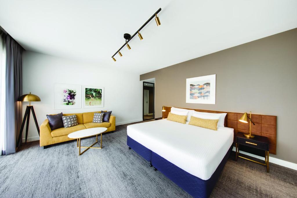 悉尼悉尼韦伯酒店的酒店客房,配有床和沙发
