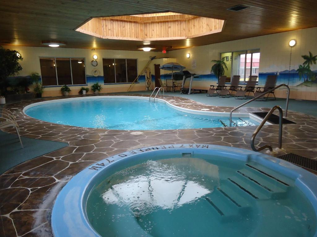 Dauphin肯维套房汽车旅馆的一座带热水浴缸的酒店的大型游泳池