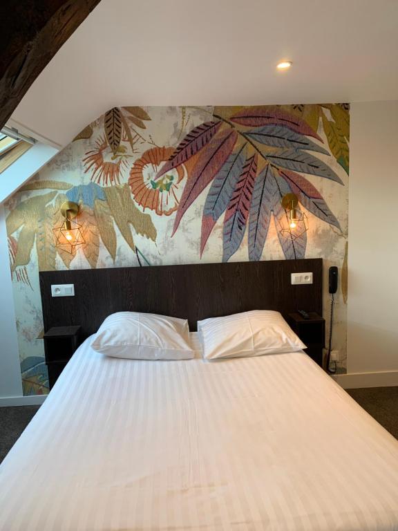 昂热耶拿酒店的卧室配有一张白色大床和壁画