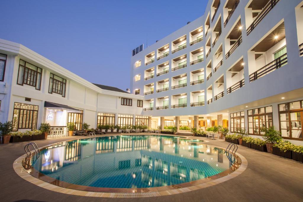 芭堤雅市中心槟榔洛奇饭店的一座位于酒店庭院的室内游泳池