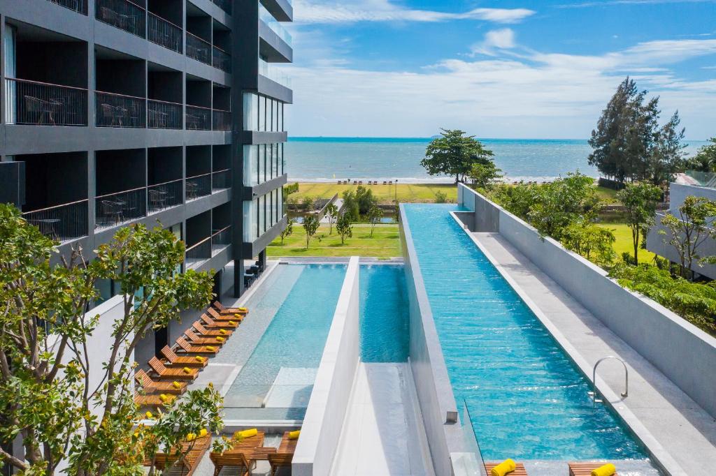 纳仲天Ana Anan Resort & Villas Pattaya的享有酒店高空的景致,设有游泳池和海洋